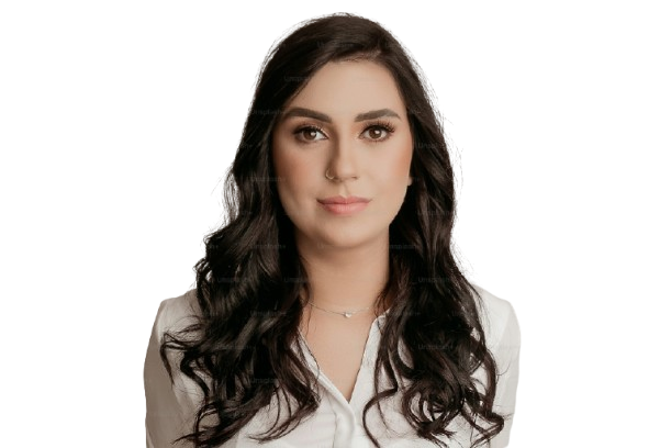 Mujer morena seria mirando de frente